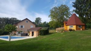 a house with a swimming pool in a yard at Chambre Insolite L'écureuil in Coligny