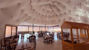 DisahにあるHAGIA SOPHIA lUXURY CAMPのダイニングルーム(テーブル、椅子付) +23枚の写真