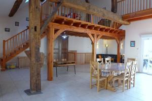 une salle à manger avec une table et un escalier dans l'établissement Les jonquilles, à Vignes-la-Côte