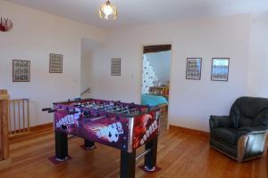 - un salon avec un baby-foot au milieu dans l'établissement Les jonquilles, à Vignes-la-Côte