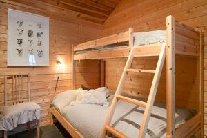 Postel nebo postele na pokoji v ubytování Family Cabin With Shelter By Lake Gautetjern