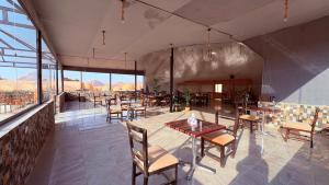DisahにあるHAGIA SOPHIA lUXURY CAMPのテーブルと椅子と窓のあるレストラン