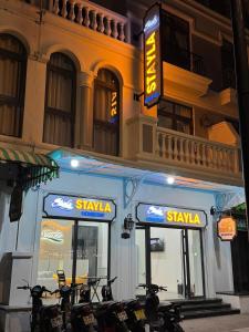 Un cartel en el frente de un restaurante con bicicletas estacionadas afuera. en StayLa Homestay, en Phu Quoc 39 fotos más