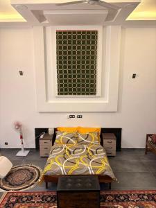 Un dormitorio con una cama y una ventana con cajas. en Villa Soleil, Face a la mer, en Kika