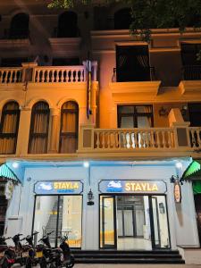 Una tienda Starka con motocicletas estacionadas frente a ella. en StayLa Homestay, en Phu Quoc