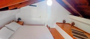 Un pat sau paturi într-o cameră la Sky & Sea 3