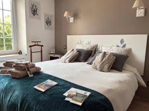 Ένα ή περισσότερα κρεβάτια σε δωμάτιο στο La Villa Mirabelle 2min d'Arromanches-les-Bains +68 φωτογραφίες