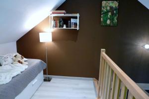 Een kinderkamer met een trap, een bed en een lamp. bij La p'tite cuisine in Faverolles