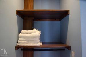 un mucchio di asciugamani su uno scaffale in una stanza di Taruca Apart a Ciudad Evita Altre 105 foto