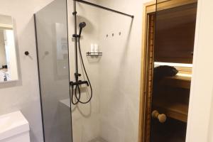 SulbiAatrium Kinnisvara Sulbi village Private Nature的浴室里有玻璃门的淋浴间 更多40张照片