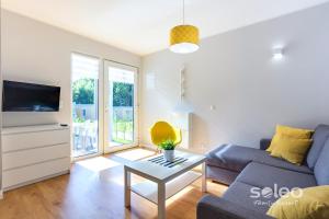 Et tv og/eller underholdning på SOLEO Family Resort - domki 3 min od Morza - 3 Baseny, 3 Jacuzzi, Sauna, ANIMACJE, Małpi Gaj, 3 Sale Zabaw, 4 Place Zabaw, 2 Restauracje + 74 billeder