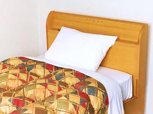 Una cama o camas en una habitación de 寝屋川トレンドホテル