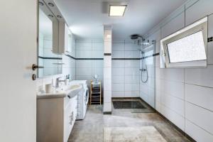 Køkken eller tekøkken på Schöne Ferienwohnung in Andernach