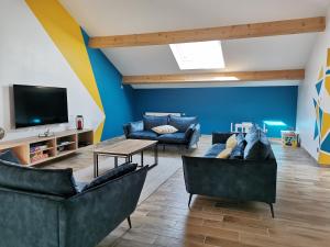 un soggiorno con divani e TV a schermo piatto di L'etape du general a Colombey-les-deux-Églises
