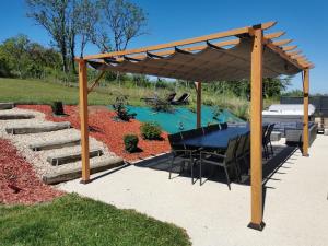 pergolato in legno con tavolo e sedie sotto di L'etape du general a Colombey-les-deux-Églises
