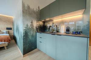 eine Küche mit Theke mit Spüle und ein Schlafzimmer in der Unterkunft Collina Comfort Design-Studio by Arosa Vacations in Arosa