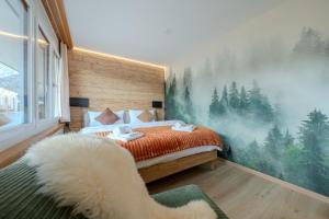 ein Schlafzimmer mit einem Bett und einem Wandbild aus dem Wald in der Unterkunft Collina Comfort Design-Studio by Arosa Vacations in Arosa + 19 Fotos