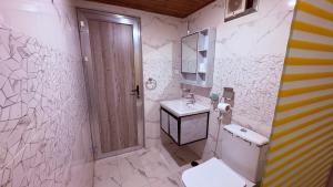 DisahにあるHAGIA SOPHIA lUXURY CAMPのトイレと洗面台を備えた白いバスルーム