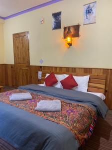 Ένα ή περισσότερα κρεβάτια σε δωμάτιο στο Cabin 8 Jibhi