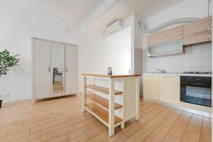 Η κουζίνα ή μικρή κουζίνα στο Francy Suite - 15 min from Venice & Mestre Train Station