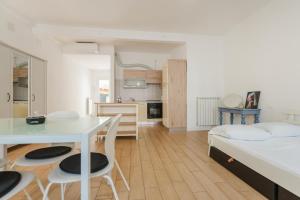 Ένα ή περισσότερα κρεβάτια σε δωμάτιο στο Francy Suite - 15 min from Venice & Mestre Train Station