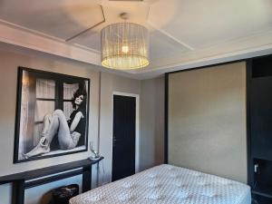 een slaapkamer met een foto van een vrouw aan de muur bij Tastefully decorated modern home in Nantwich