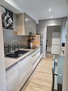 een keuken met een spoelbak en een aanrechtblad bij Tastefully decorated modern home in Nantwich