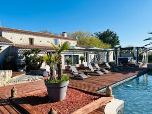 Πισίνα στο ή κοντά στο Villa la Hulotte