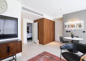 TV a/nebo společenská místnost v ubytování Amazing 2Bdrm penthouse in JLM with balcony and view - פנטהאוז ירושלים