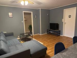 Μια τηλεόραση ή/και κέντρο ψυχαγωγίας στο Modern Apartment in Nature Mountain Views & Peaceful Setting