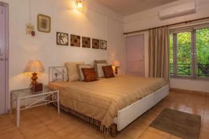 Ένα ή περισσότερα κρεβάτια σε δωμάτιο στο Kenwood's Farmstay - 6bhk with private pool