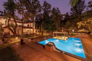 Πισίνα στο ή κοντά στο Kenwood's Farmstay - 6bhk with private pool