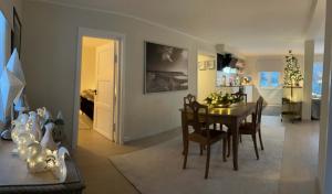 een keuken en eetkamer met een tafel en stoelen bij Herb Farm Guesthouse in Senja +14 foto's