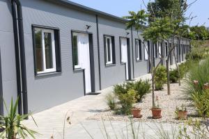 a row of houses with plants in front of them at KULCSi SZÁLLÁS in Kulcspuszta