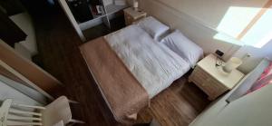 La Colombera Ristorante - Albergo في Castrezatto: منظر علوي لسرير في غرفة نوم صغيرة +32 صورة