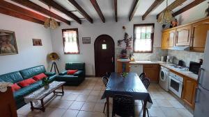 een woonkamer met een bank en een tafel bij Gite Saint Pardoux L'ortigier in Saint-Pardoux-lʼOrtigier