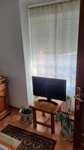 een televisie op een tafel in een woonkamer bij Finca El Carbayal in El Campo