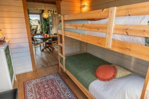 En eller flere senge i et værelse på De Cabin van Groenland