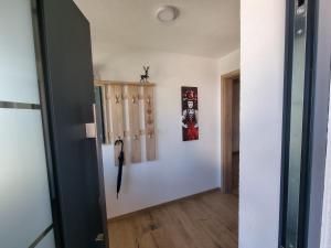 een hal met een deur en een foto aan de muur bij Hubertus in Dietingen +33 foto's