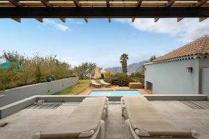 Casa La Plaza في إل باسو: مسبح مع كرسيين جلوس بجانب بيت