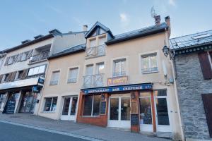 ein Gebäude am Straßenrand in der Unterkunft T2 Bis - centre Barèges - cure in Barèges