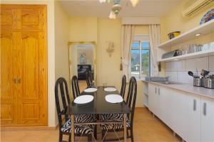 een eetkamer met een tafel en stoelen in een keuken bij Villa Roca Penthouse in Estepona
