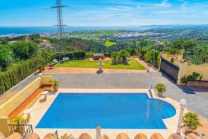 een zwembad in een villa met uitzicht bij Villa Roca Penthouse in Estepona