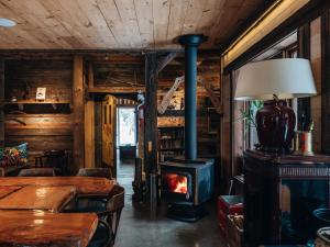 Φωτογραφία από το άλμπουμ του Chalet Vintage with Private SPA & Sauna on the Lakeside σε Labelle