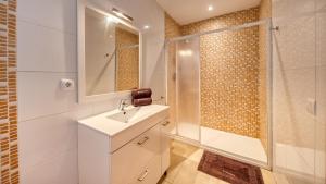 Et badeværelse på Costacabana - Villa Lloret + 13 billeder