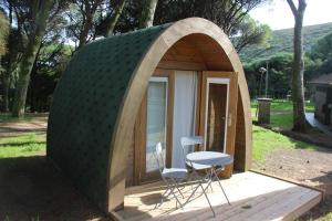 un piccolo capanno con tavolo e sedie di Montejunto Bungalows a Cadaval