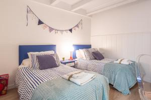 Ένα ή περισσότερα κρεβάτια σε δωμάτιο στο Loft Cala Canyelles +21 φωτογραφίες