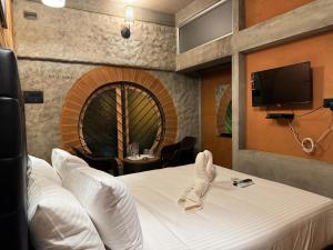 Un televizor și/sau centru de divertisment la Eden Beach Resort - TIE