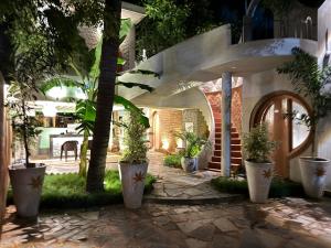 O grădină în afara Eden Beach Resort - TIE