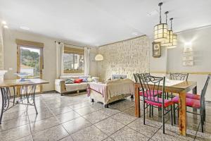 une salle à manger et un salon avec une table et des chaises dans l'établissement Ca Lluis, à Campell 29 autres photos